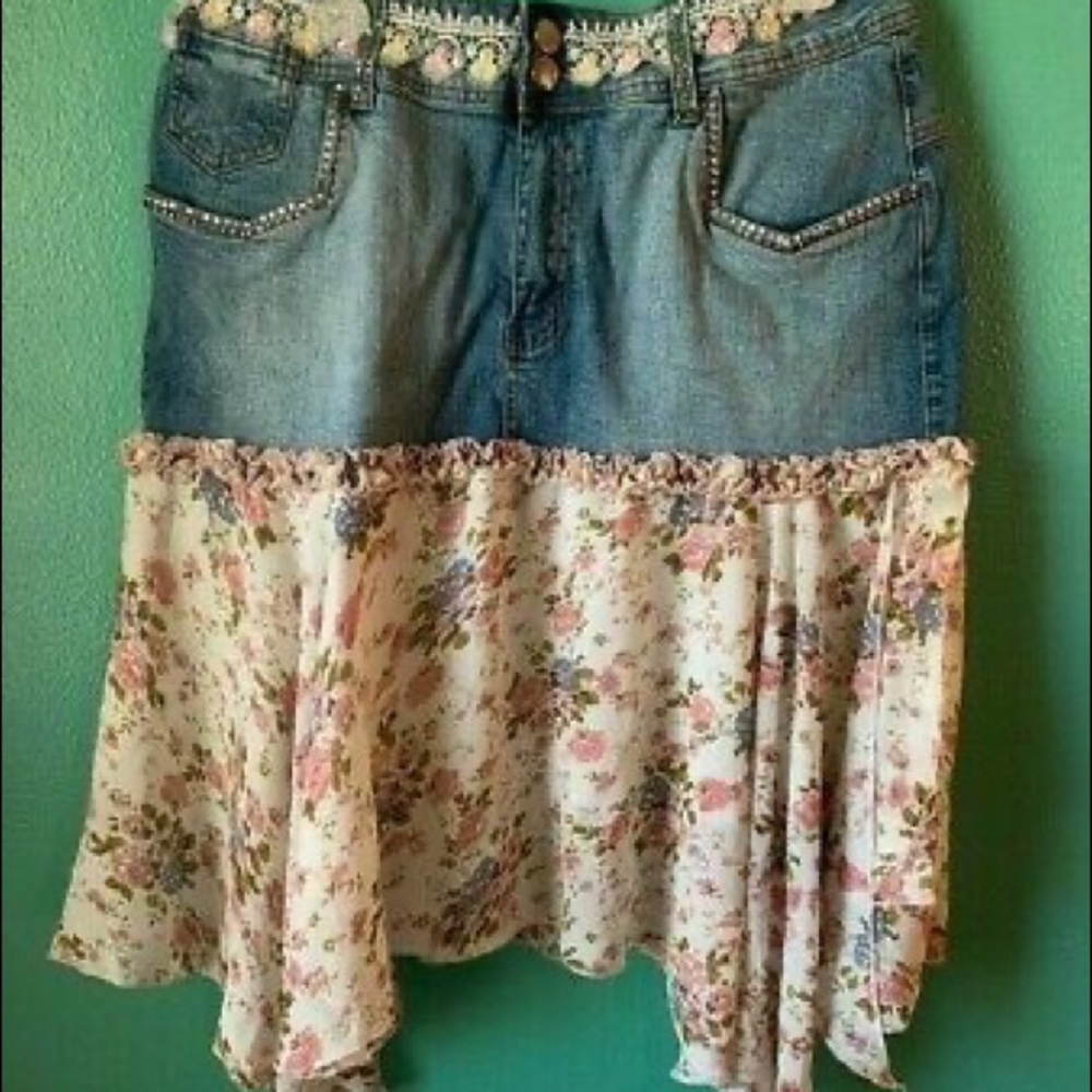 CREST SIZE 1X (16) DENIM  & Floral HILO SKIRT
